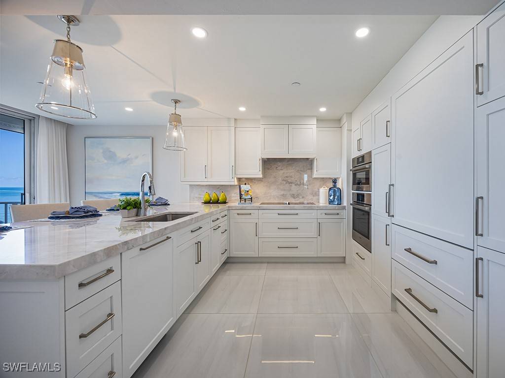 Naples, FL 34108,8111 Bay Colony DR #701