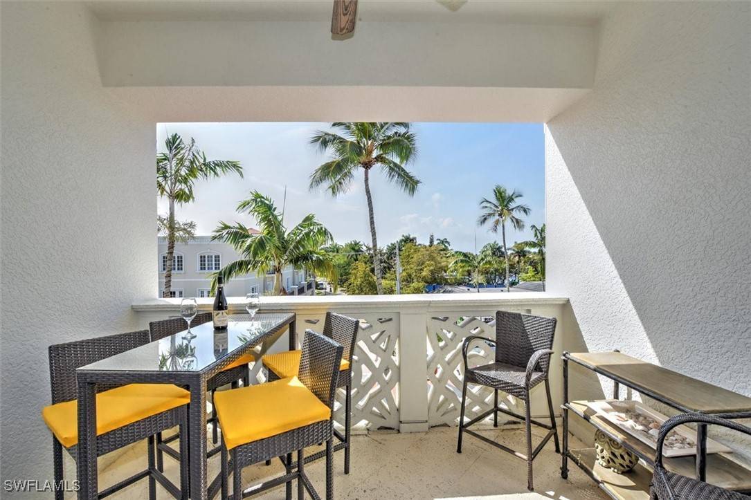Naples, FL 34102,555 5TH AVE S #PH-1