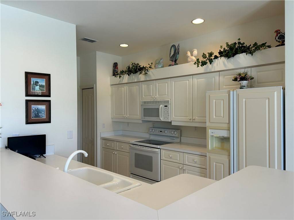 Estero, FL 33928,9274 Coachhouse LN