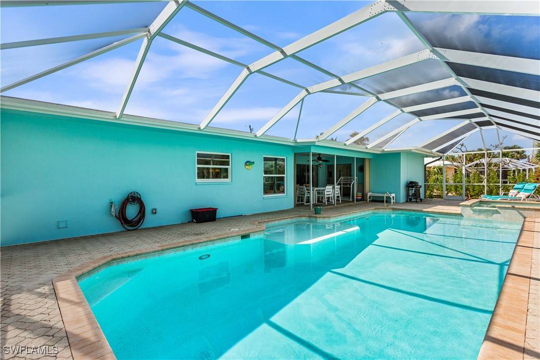 Sanibel, FL 33957,566 Boulder DR