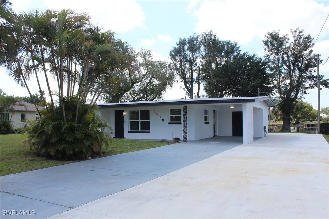 North Fort Myers, FL 33903,1313 THOMPSON ST