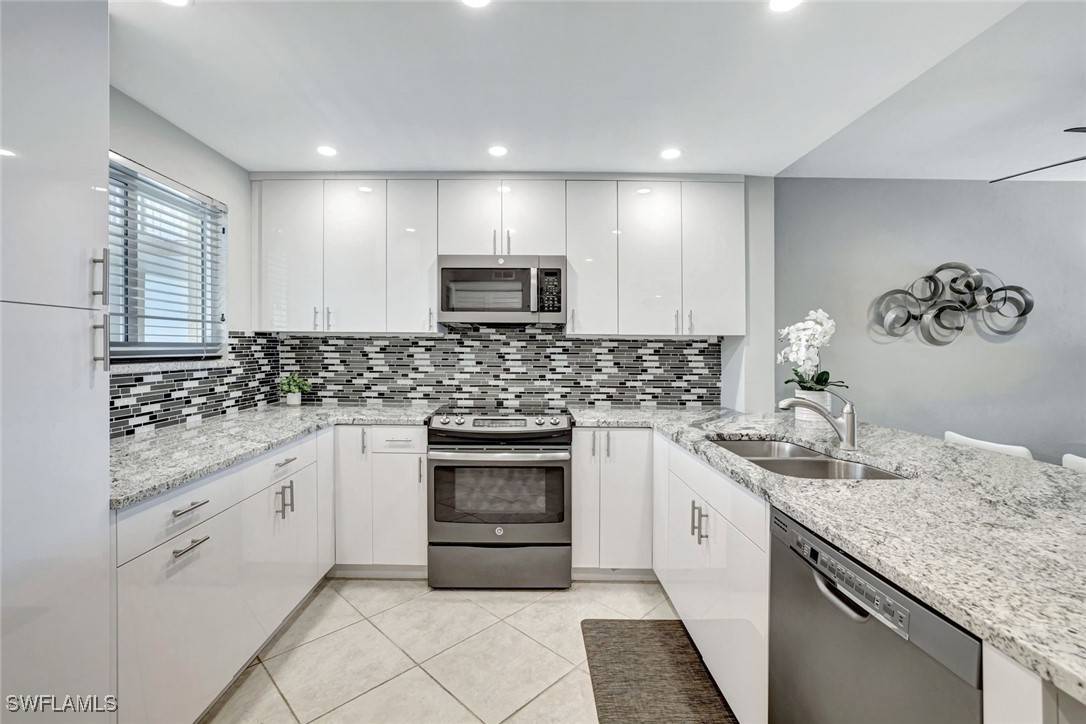Marco Island, FL 34145,889 COLLIER CT #2-203