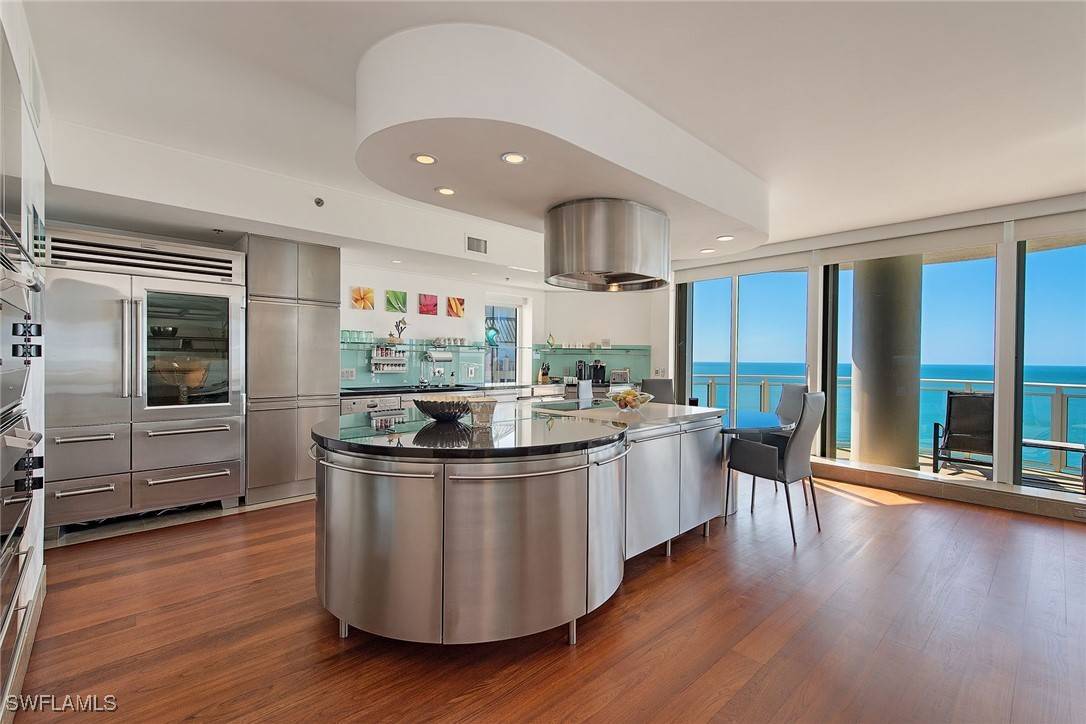 Naples, FL 34108,8231 Bay Colony DR #PH-2201