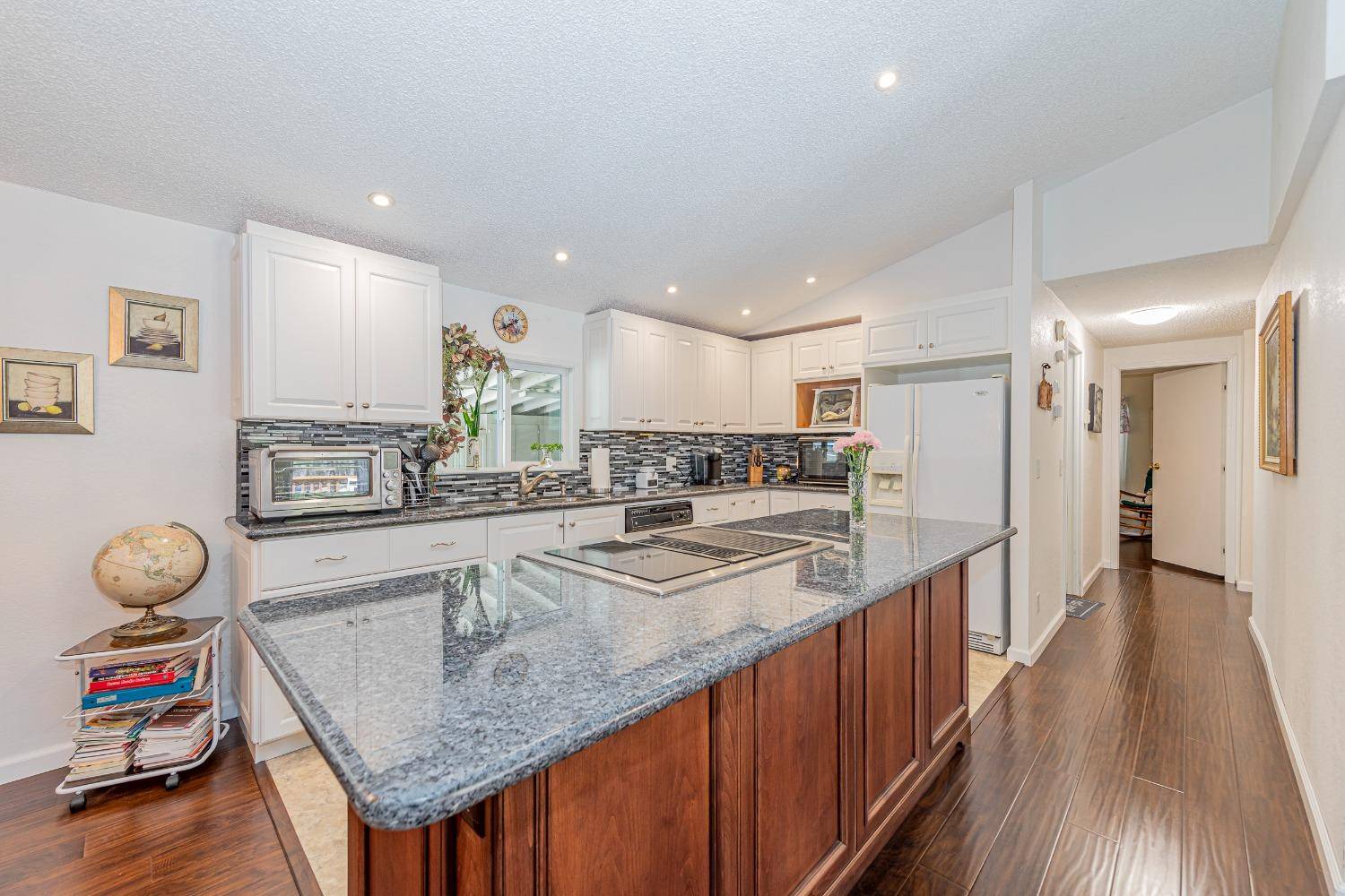 Oakhurst, CA 93644,43555 Highway 41 #B10