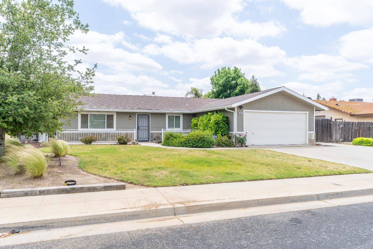 Clovis, CA 93612,424 W Menlo AVE