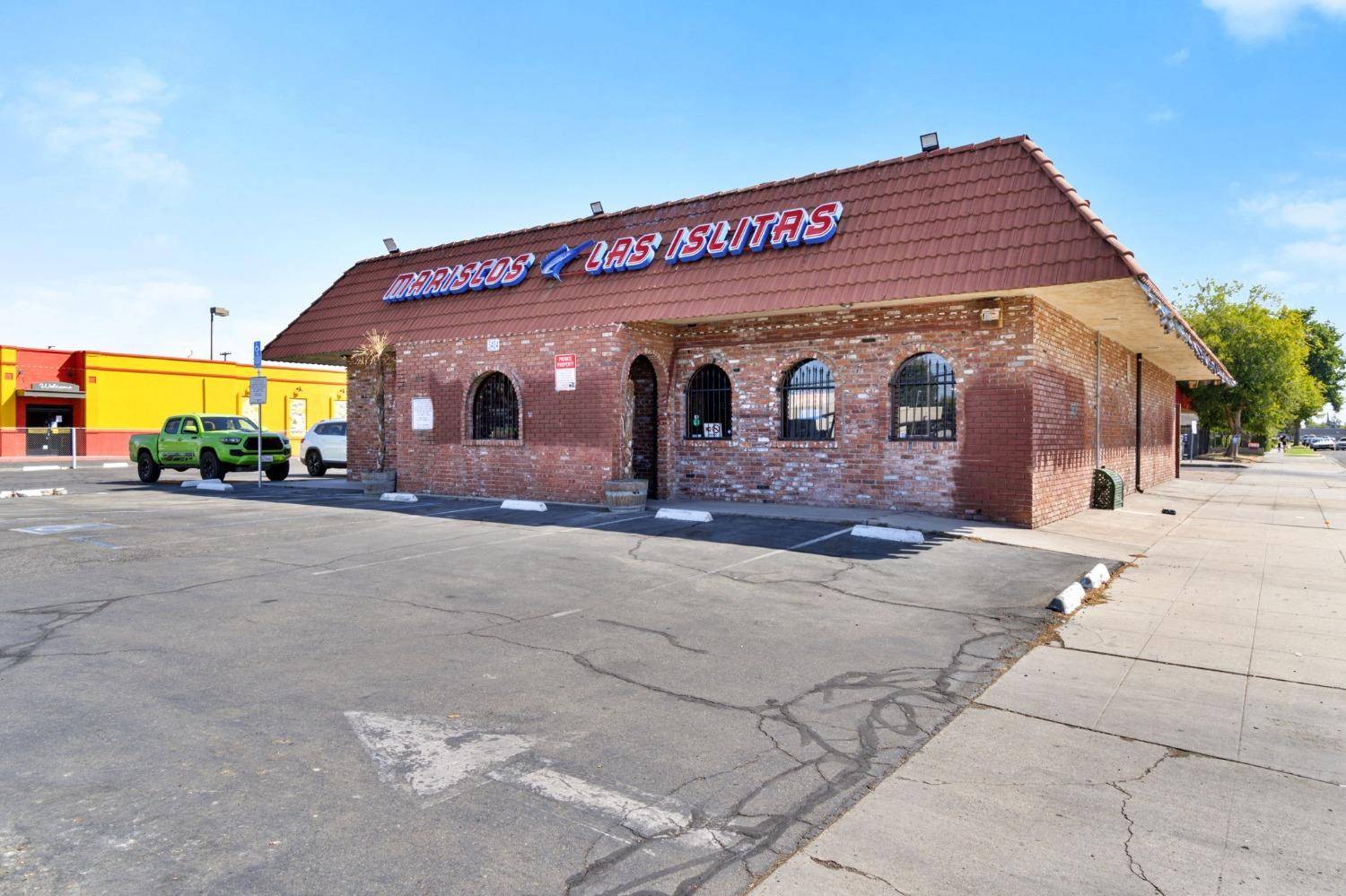 Fresno, CA 93726,3404 N Cedar AVE