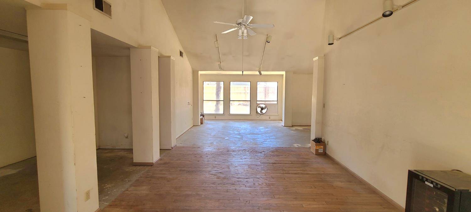 Fresno, CA 93722,5092 W Stuart AVE