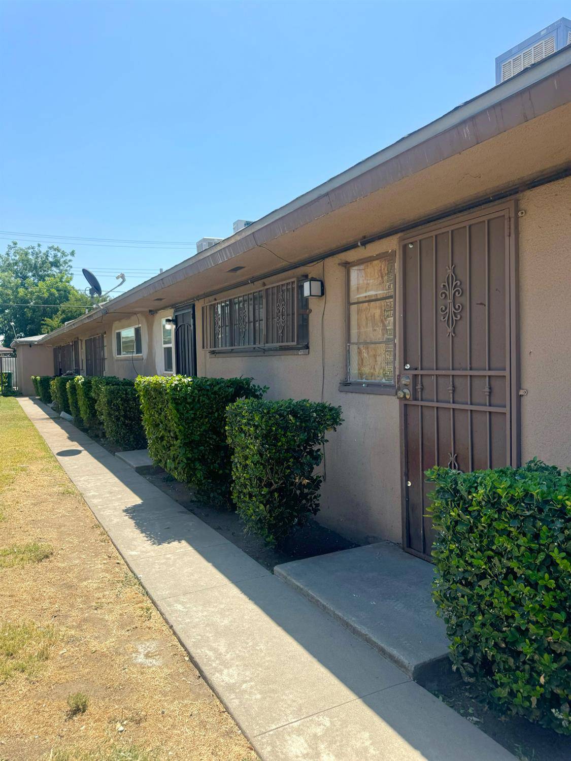 Fresno, CA 93703,2136 N 1st ST