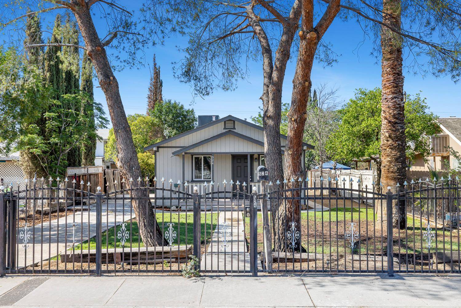 Avenal, CA 93204,524 E Stanislaus ST