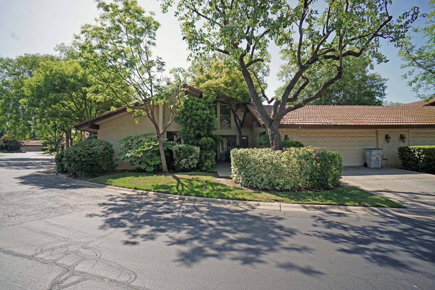 Fresno, CA 93711,5513 N El Adobe DR