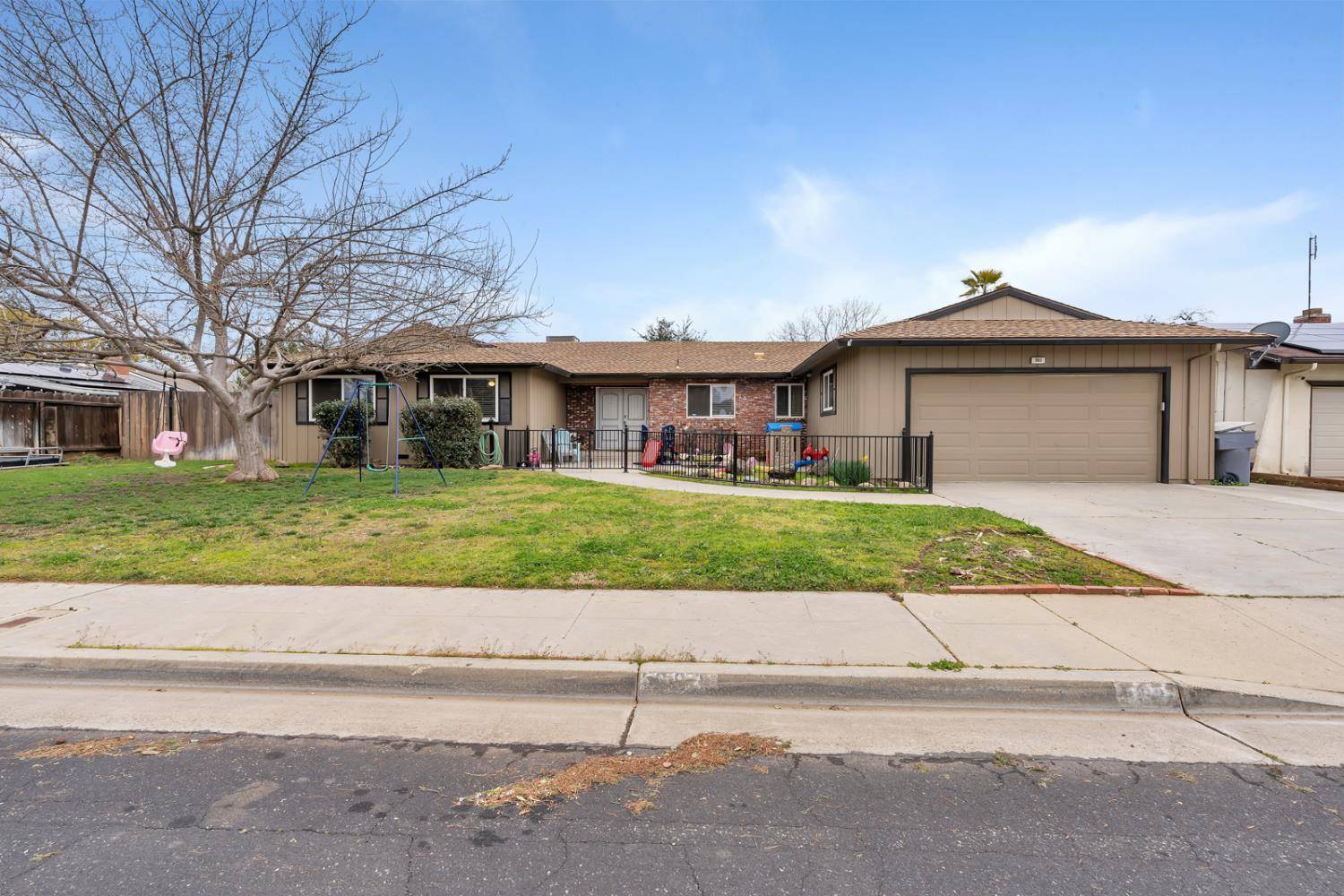 Clovis, CA 93611,983 Ezie AVE