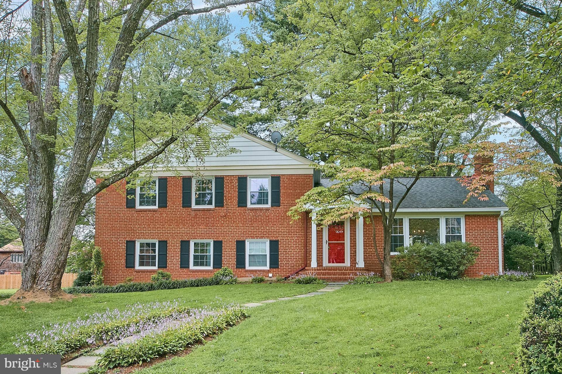 Vienna, VA 22180,104 OAKMONT CT NE