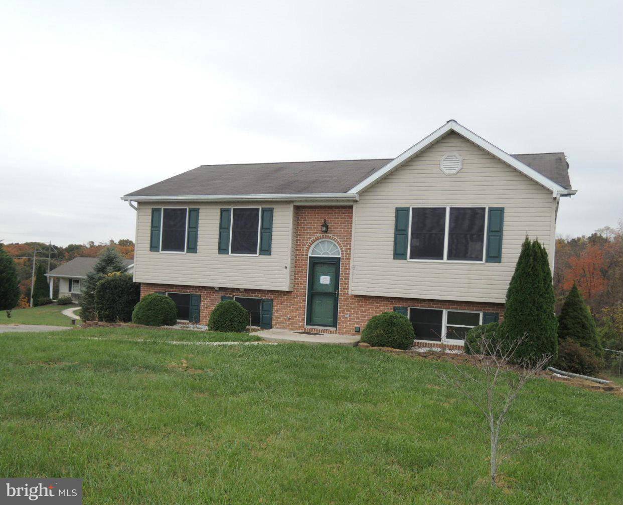 Falling Waters, WV 25419,440 JEANNA LN