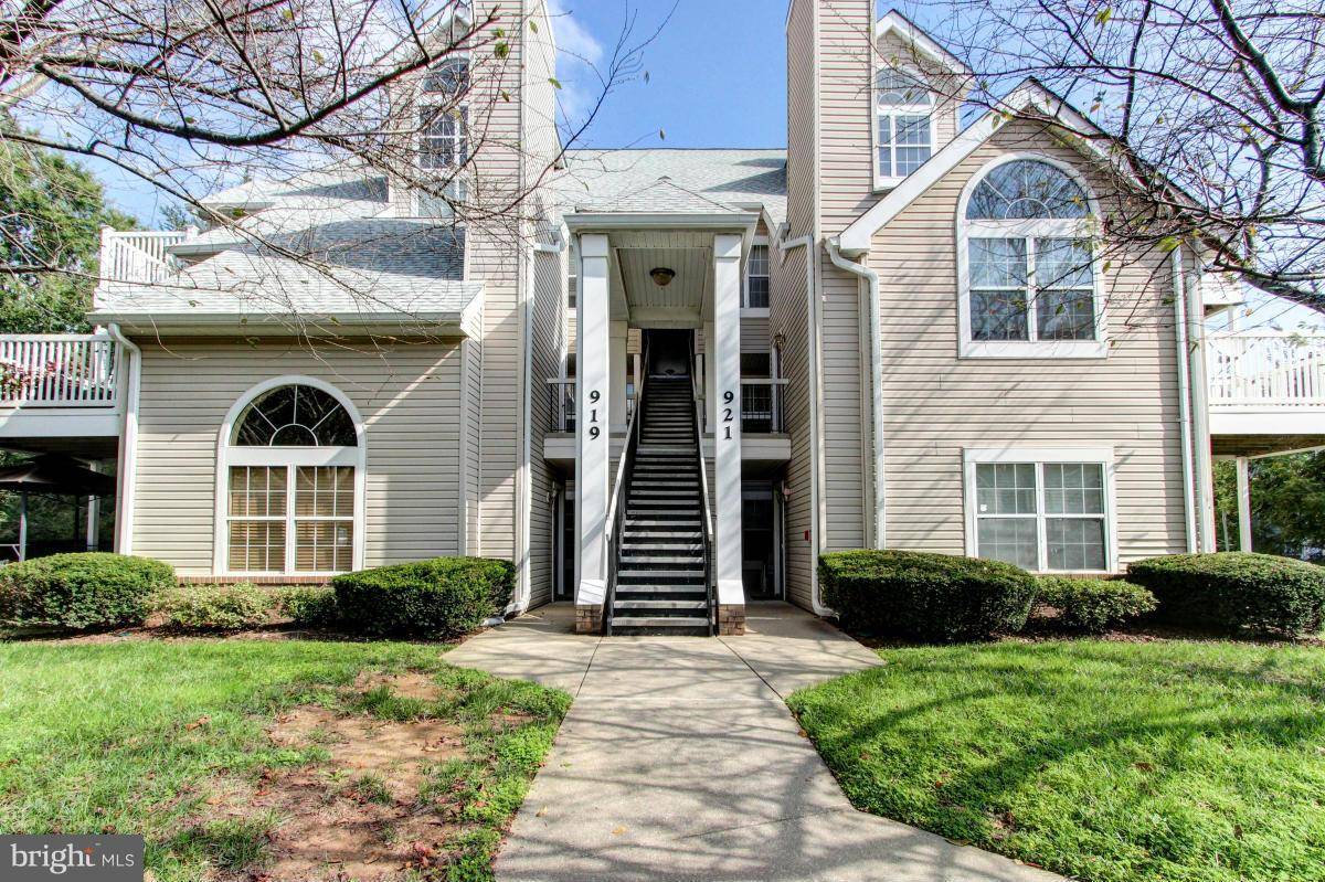 Gaithersburg, MD 20878,919 HILLSIDE LAKE TER #310