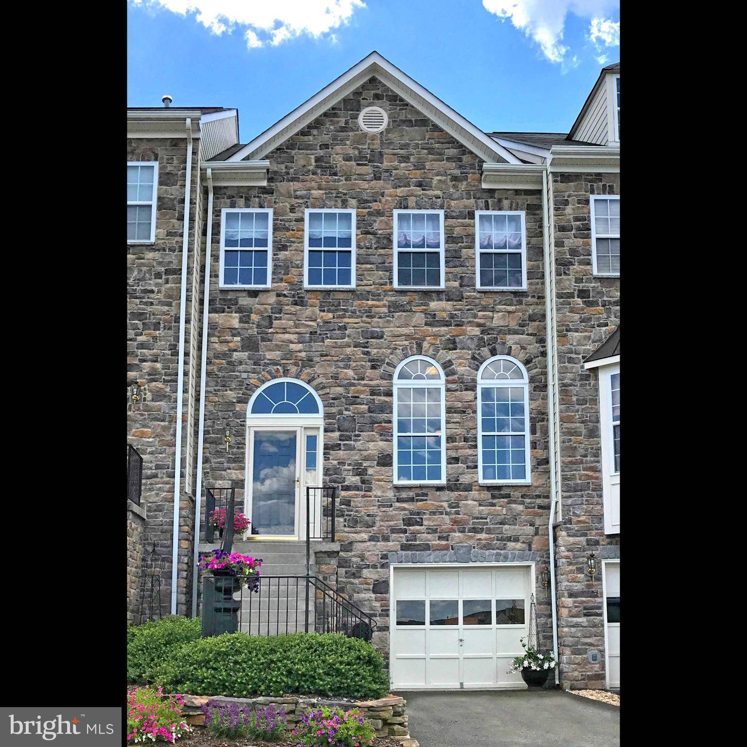 Leesburg, VA 20176,823 BLUEFIELD SQ NE