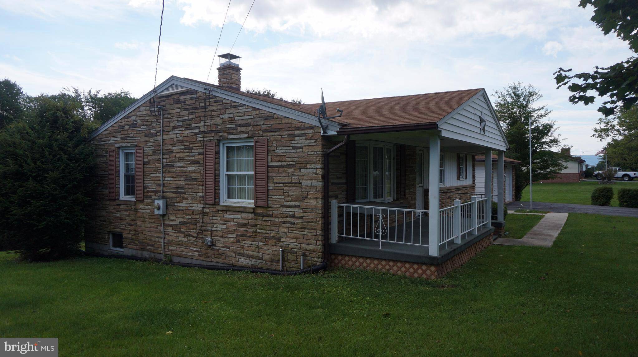 Berkeley Springs, WV 25411,943 NEW HOPE RD