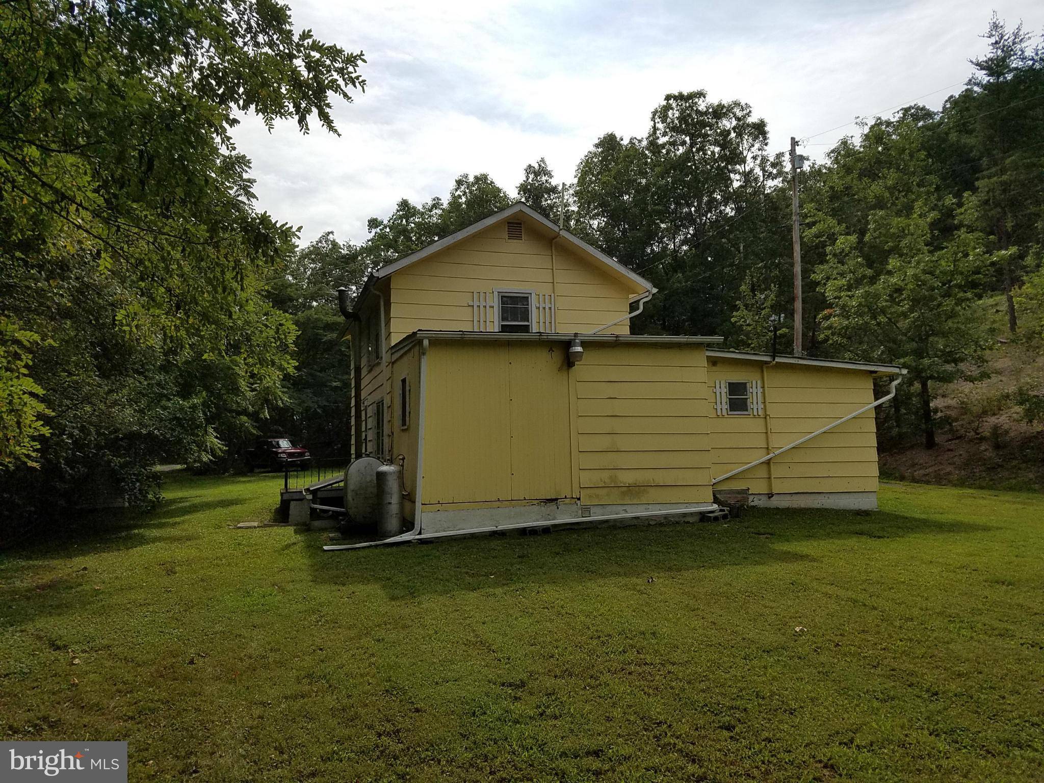 Moorefield, WV 26836,112 BACKWOOD LN