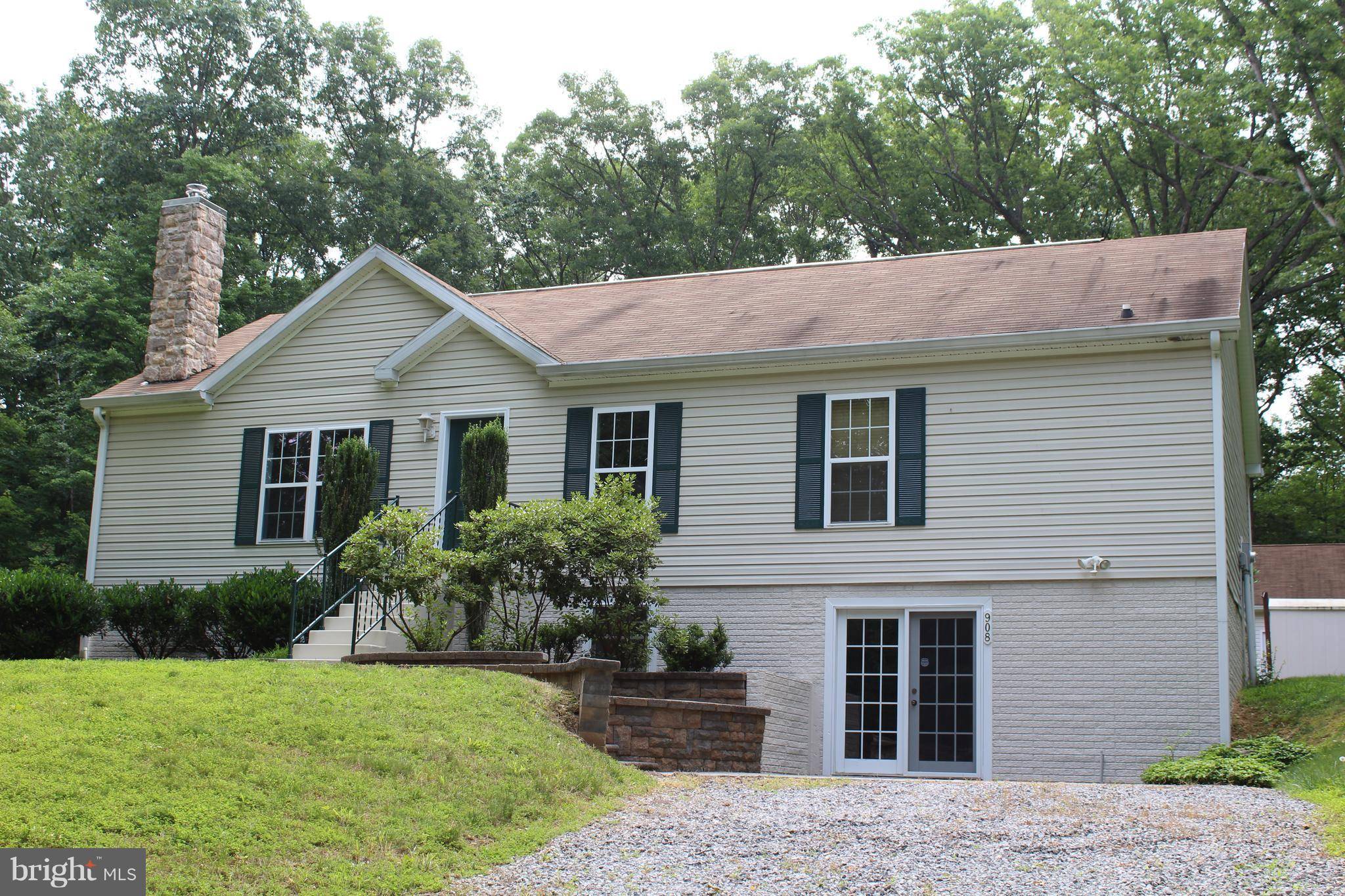 Harpers Ferry, WV 25425,908 LAKESIDE DR