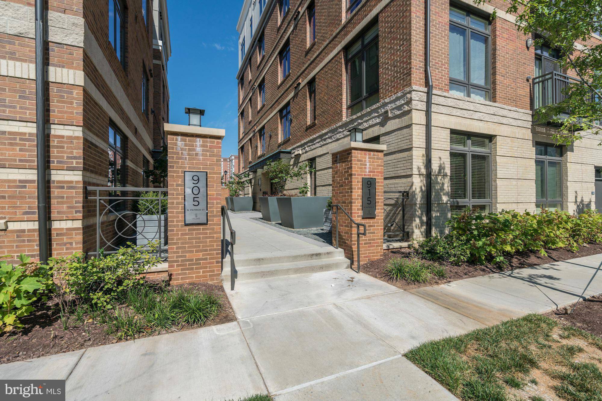 Alexandria, VA 22314,915 PATRICK ST N #305