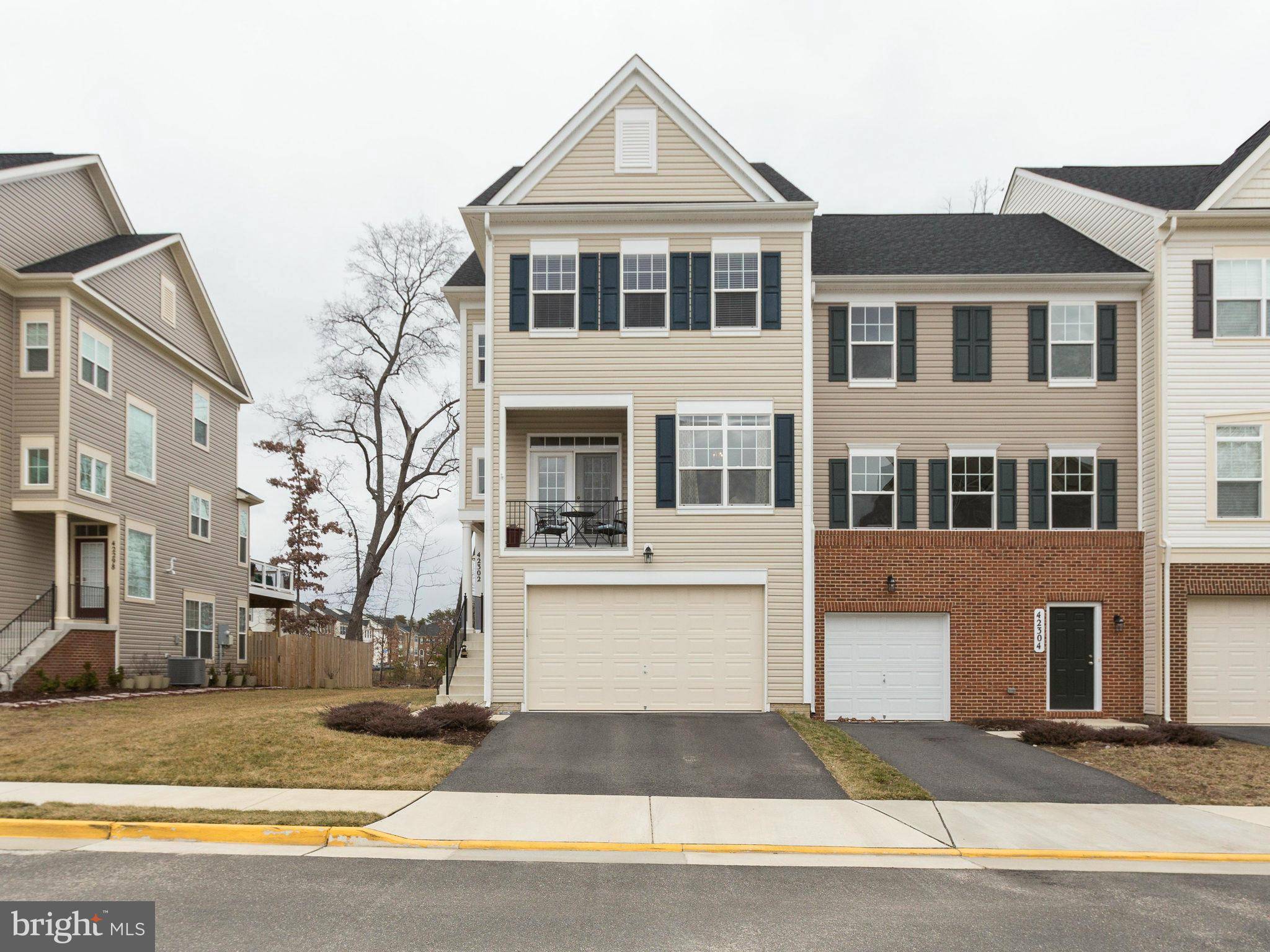 Chantilly, VA 20152,42302 SHOOVER SQ