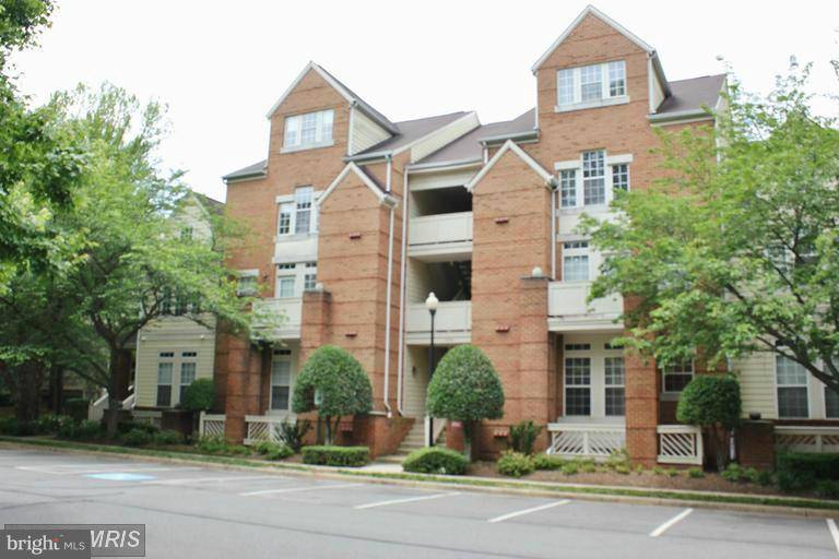 Reston, VA 20194,1324 GARDEN WALL CIR #F