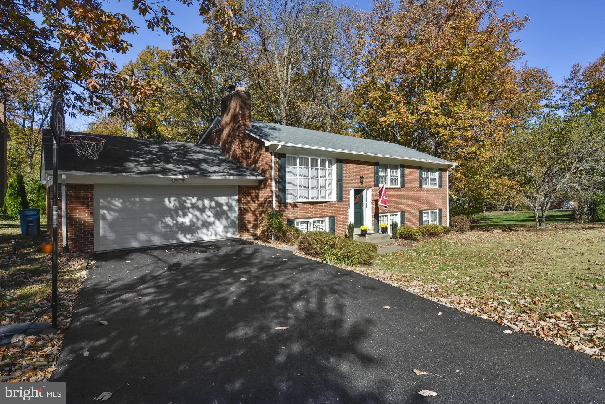 Oakton, VA 22124,3385 HICKORY HILLS DR