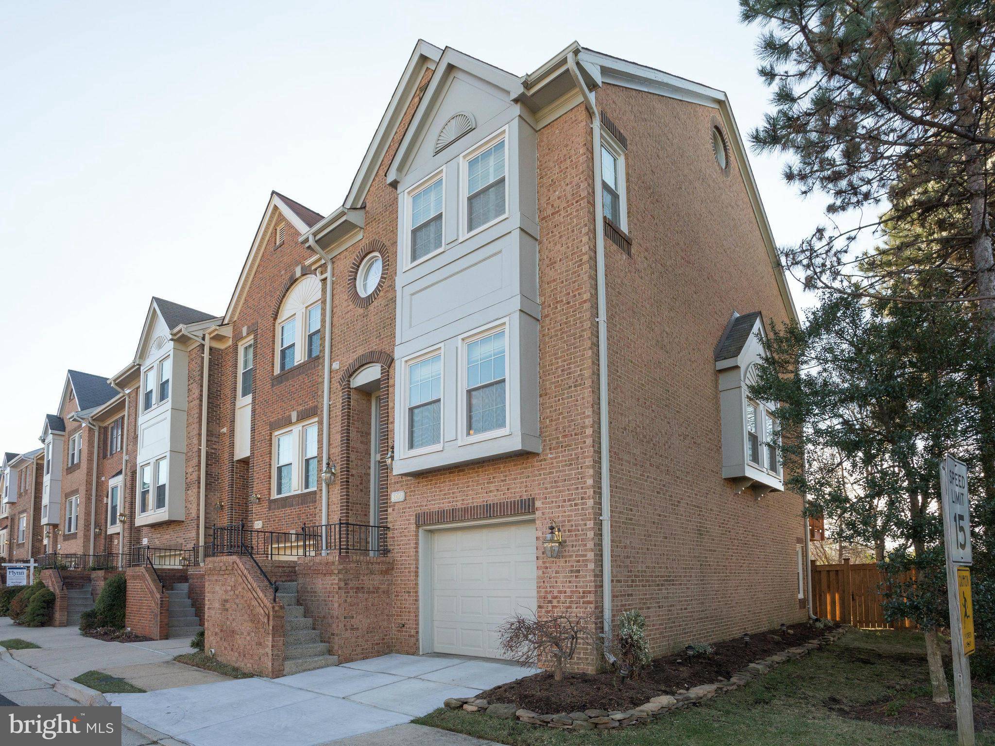 Vienna, VA 22182,8047 MERRY OAKS CT