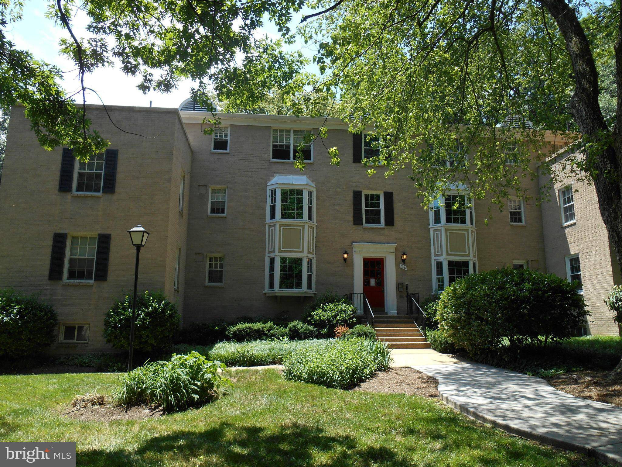 Arlington, VA 22204,706 ARLINGTON MILL DR #304