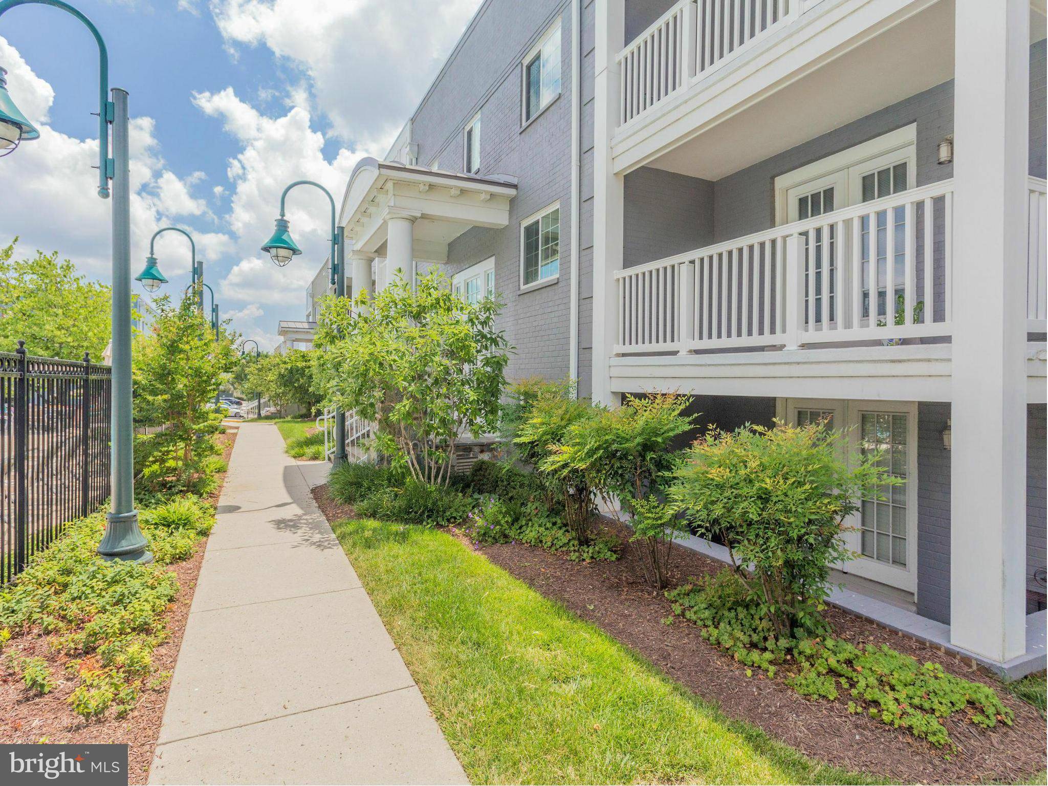 Arlington, VA 22204,4163 FOUR MILE RUN DR #302