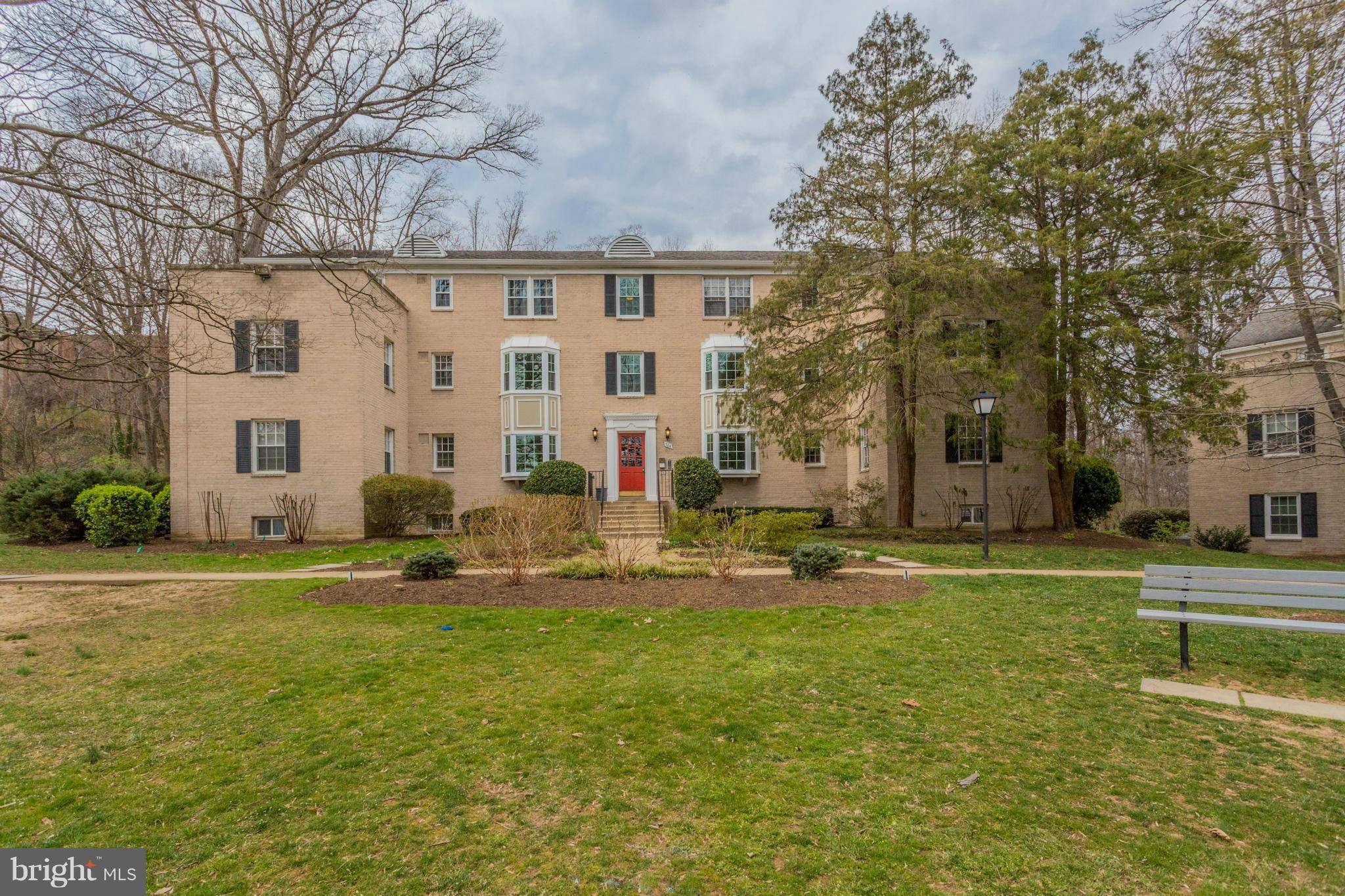 Arlington, VA 22204,704 ARLINGTON MILL DR #201