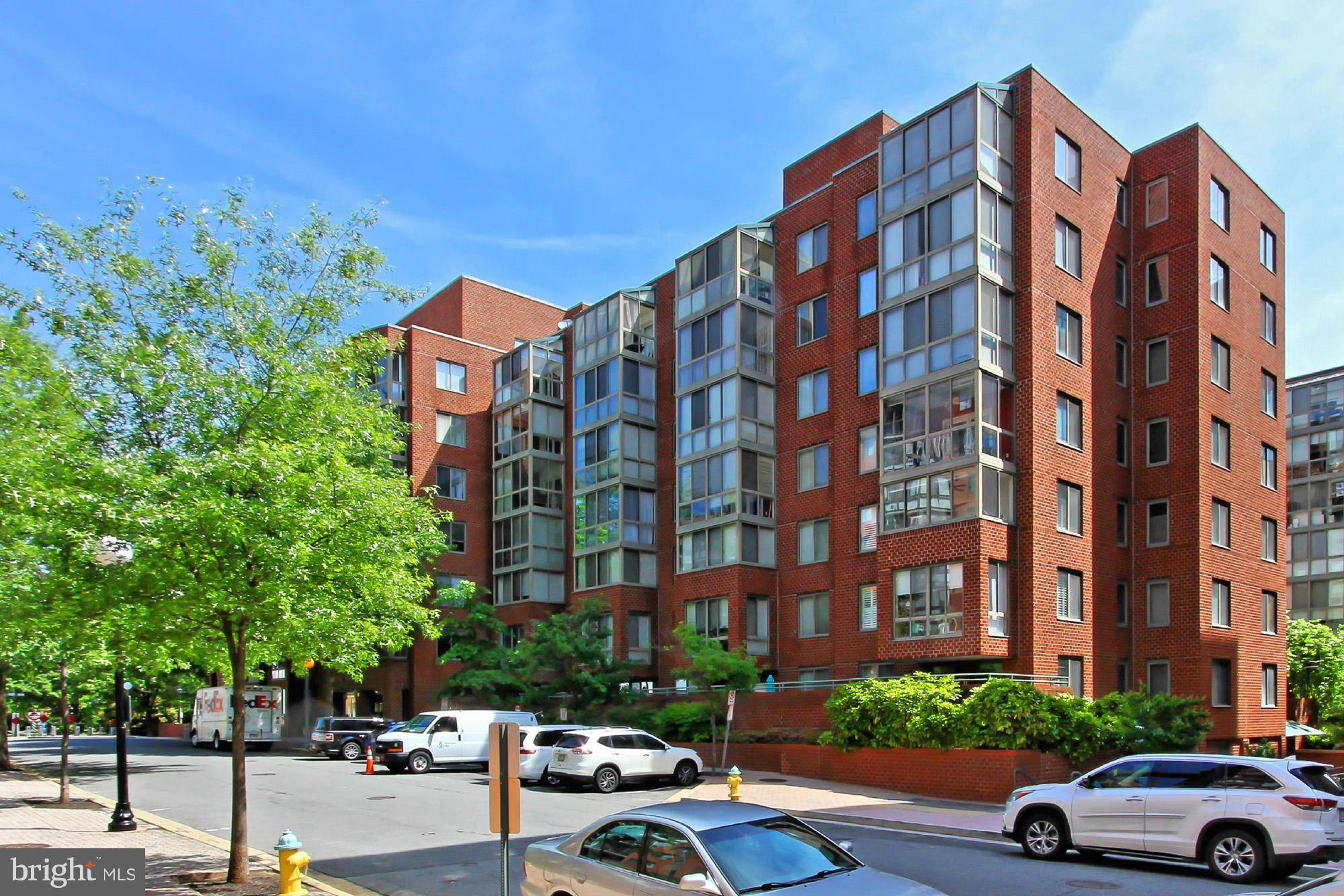 Arlington, VA 22201,1045 UTAH ST #703