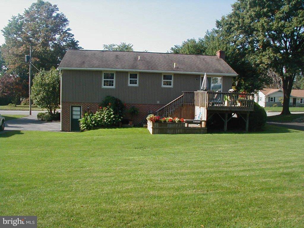 Manheim, PA 17545,327 LAKEVIEW DR