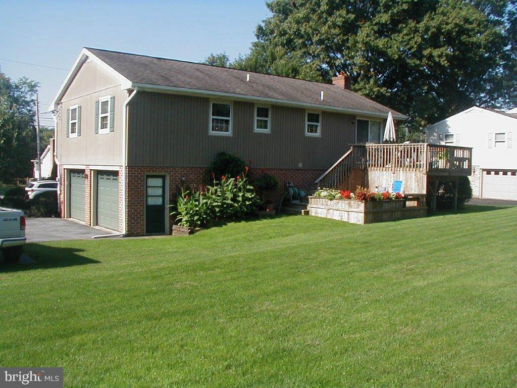 Manheim, PA 17545,327 LAKEVIEW DR