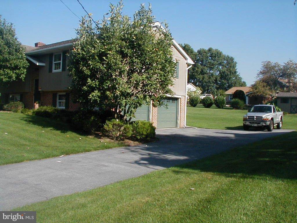 Manheim, PA 17545,327 LAKEVIEW DR