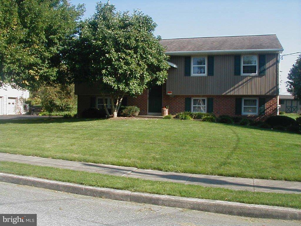 Manheim, PA 17545,327 LAKEVIEW DR