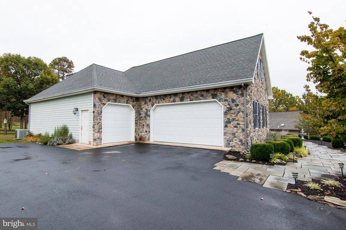 Hedgesville, WV 25427,380 PEACE PIPE LN