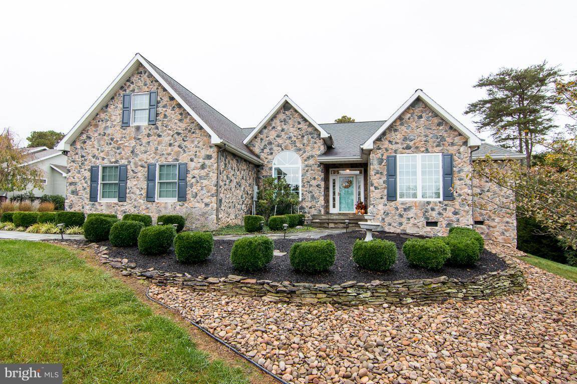 Hedgesville, WV 25427,380 PEACE PIPE LN