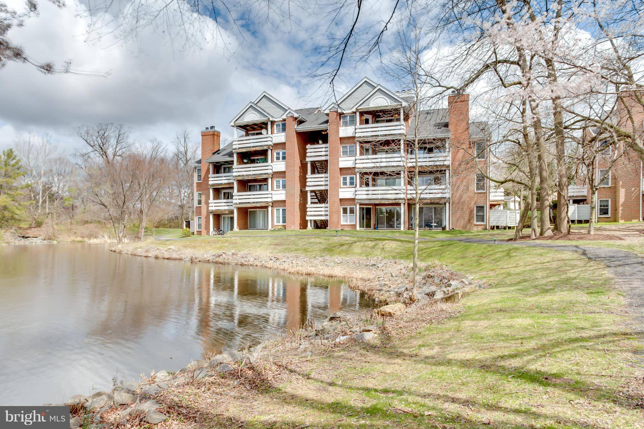 Falls Church, VA 22042,7594-H LAKESIDE VILLAGE DR #H