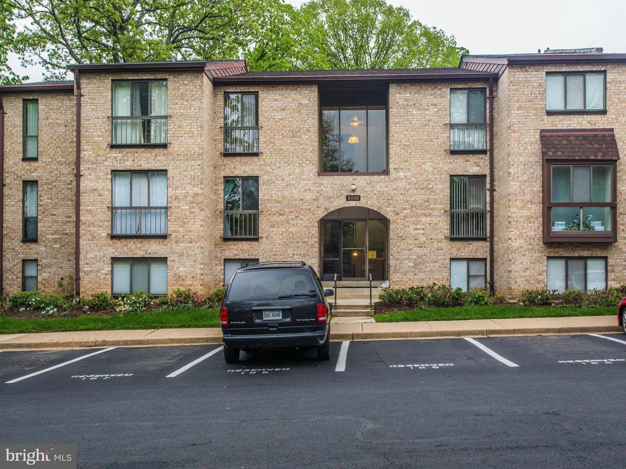 Reston, VA 20191,2052 ROYAL FERN CT #2B