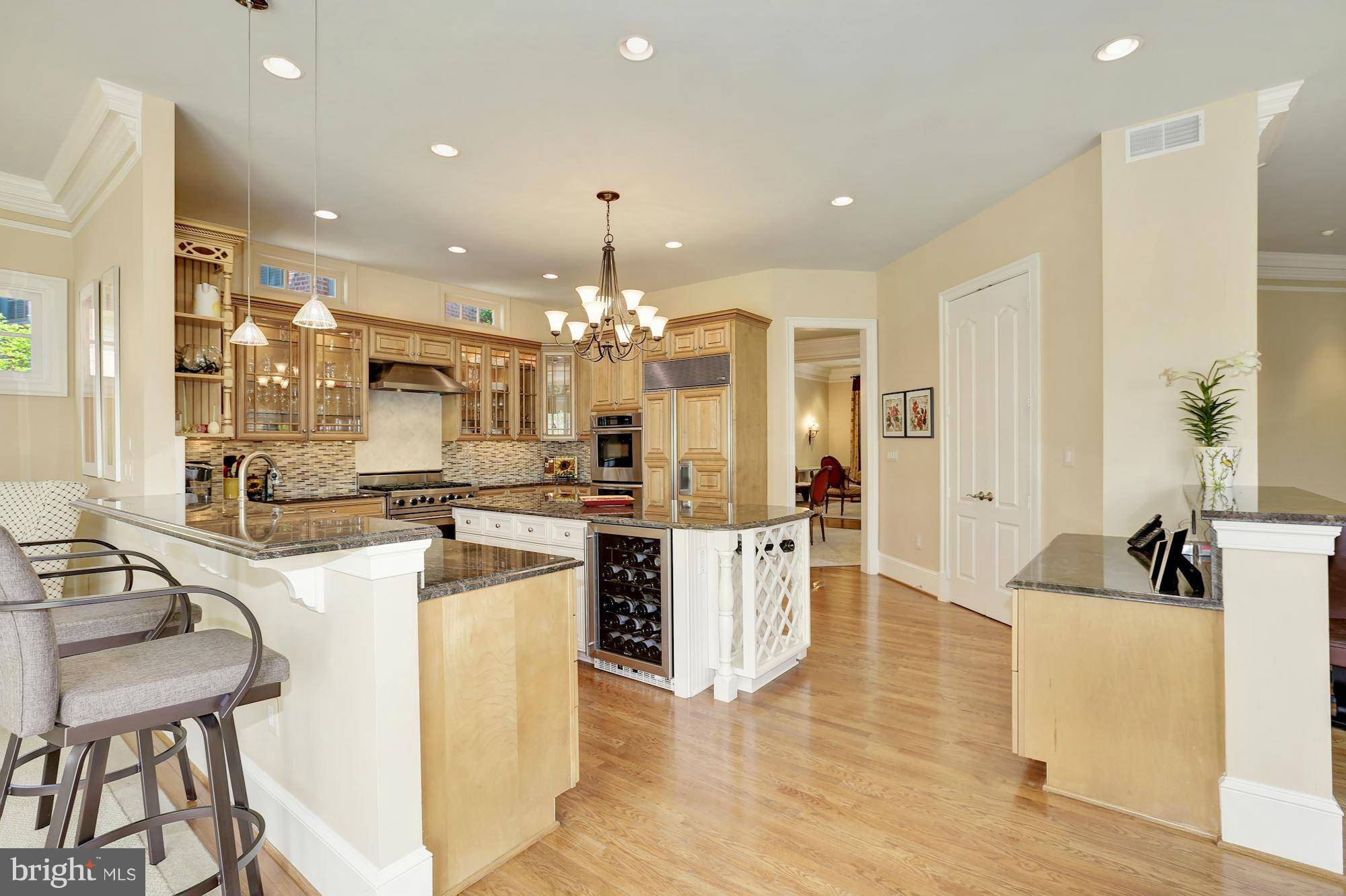 Mclean, VA 22101,7212 FARM MEADOW CT