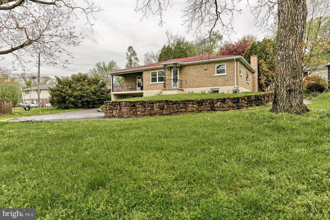 Leola, PA 17540,14 FAIRVIEW AVE