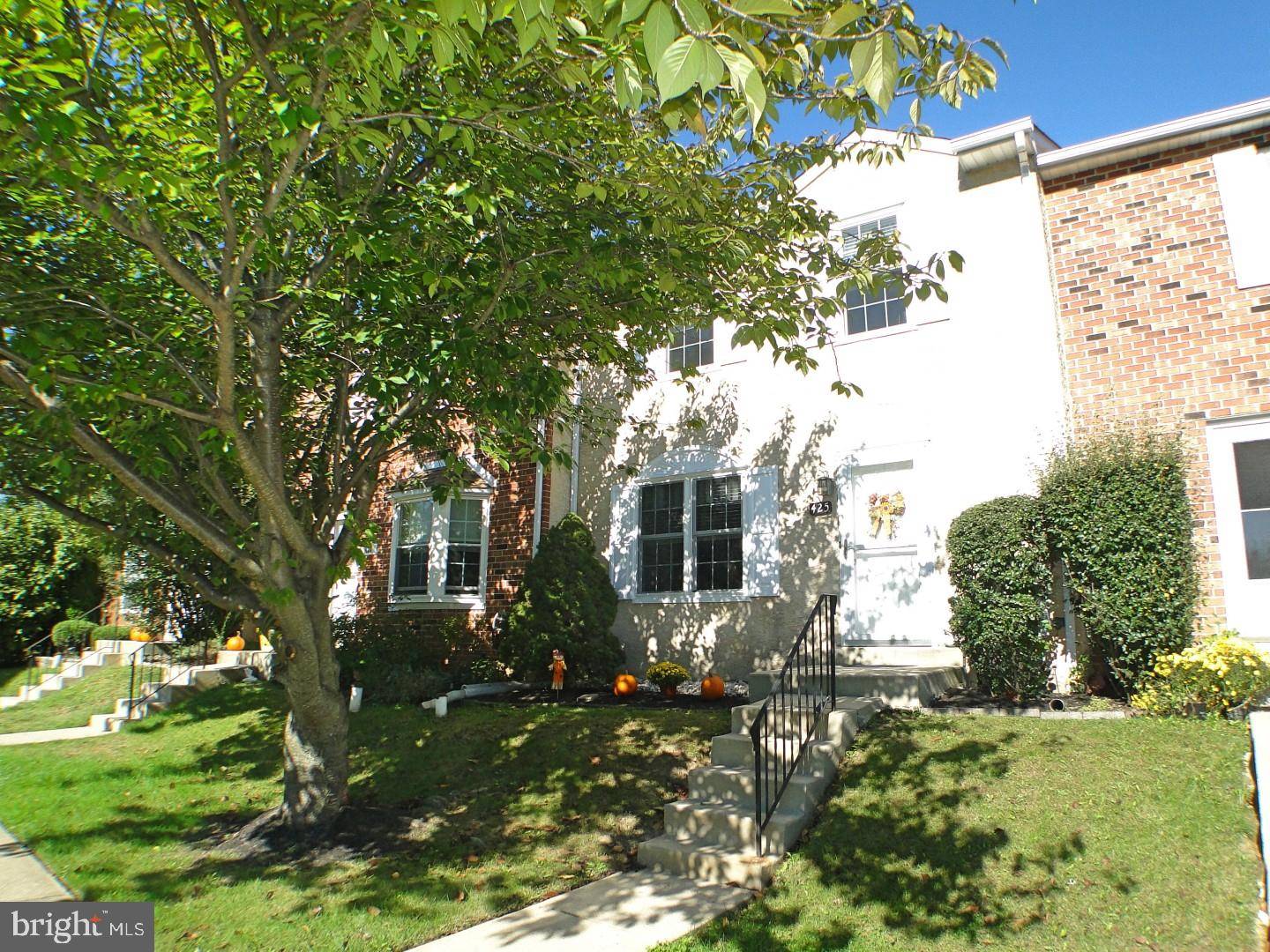 Aston, PA 19014,425 CEDARCREST LN