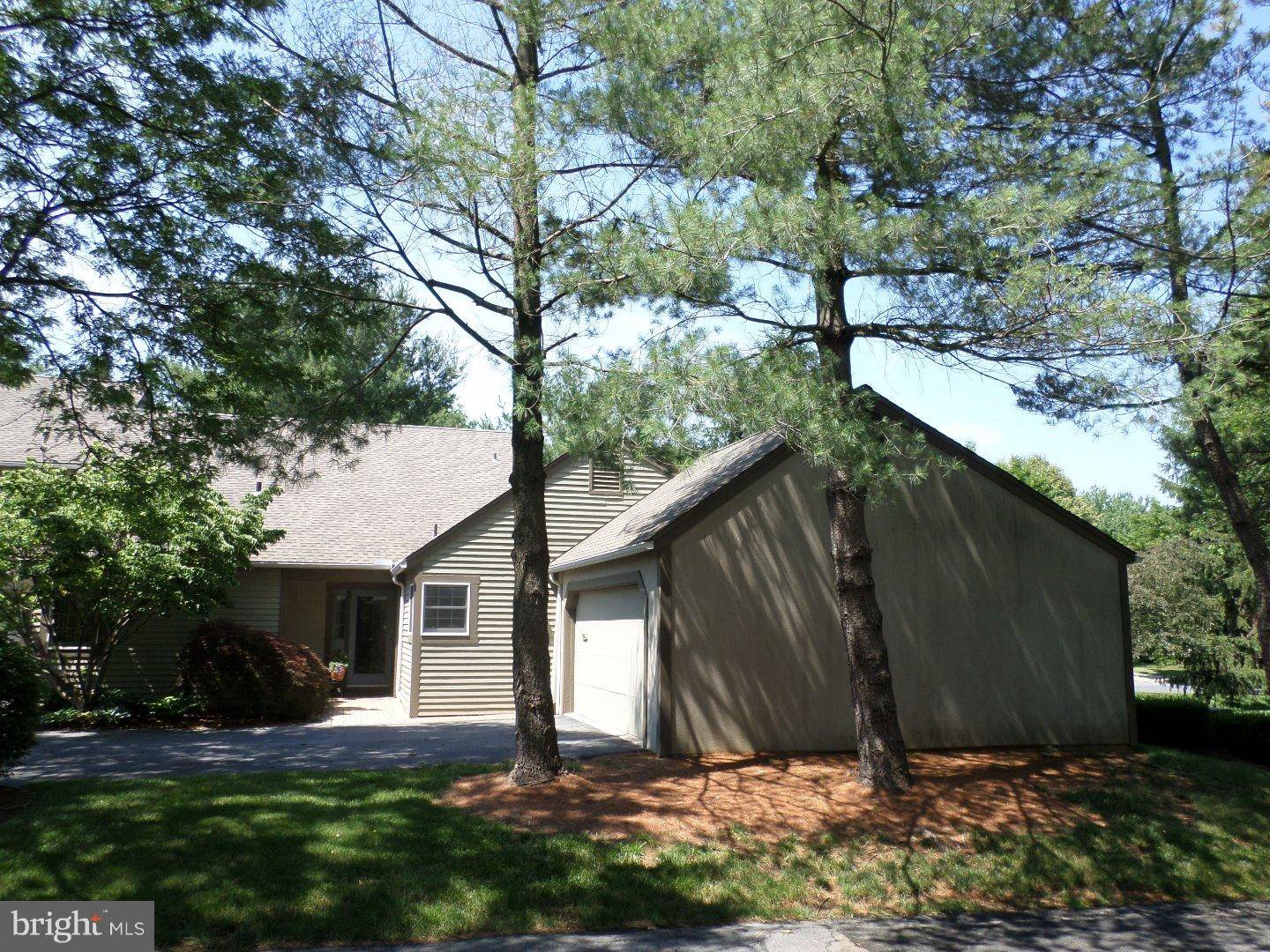 Wyomissing, PA 19610,1963 MEADOW LN