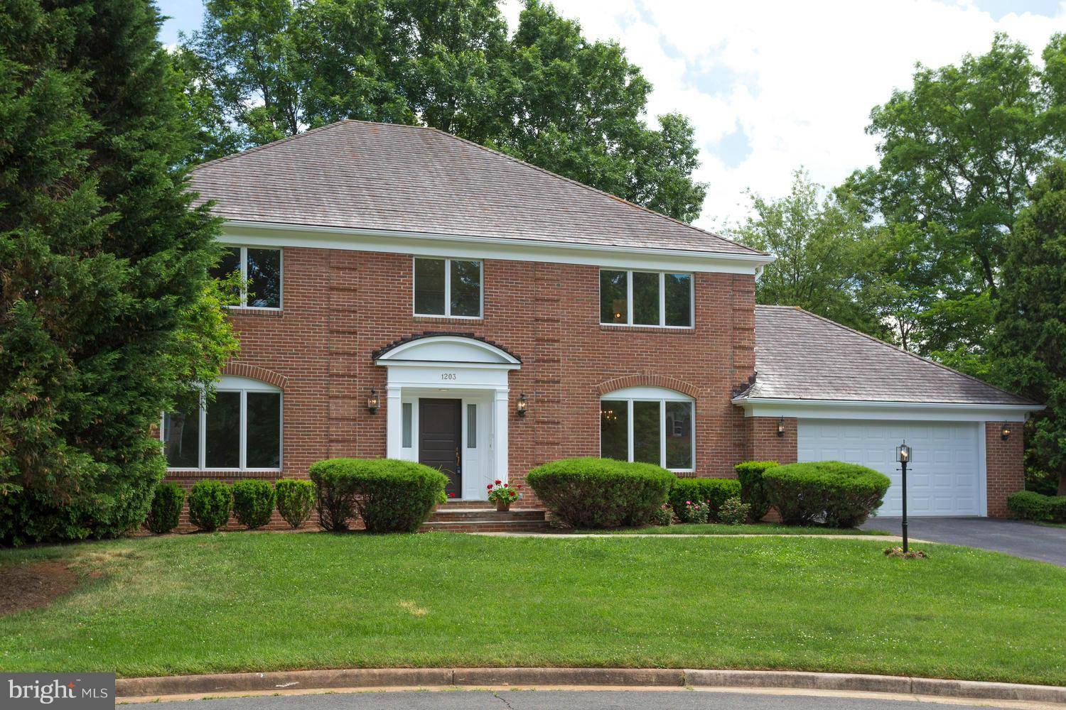 Mclean, VA 22102,1203 HUNTMASTER CT