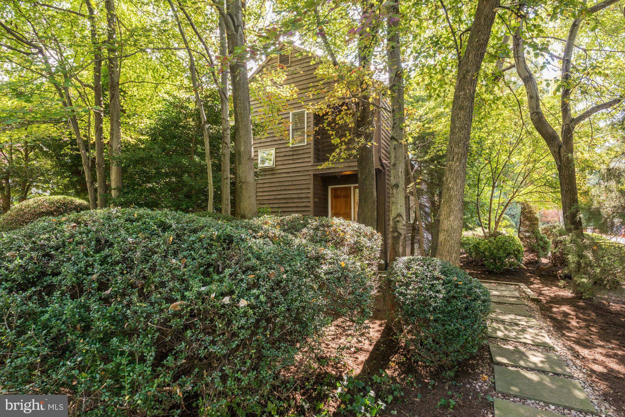 Mclean, VA 22102,1601 COLONIAL LN