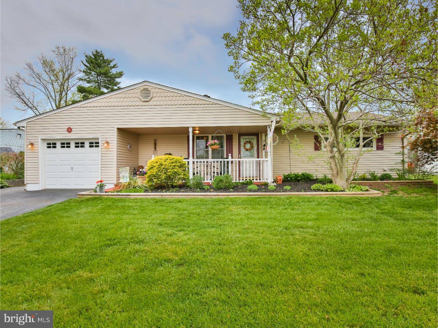 Levittown, PA 19054,5 EMERALD LN