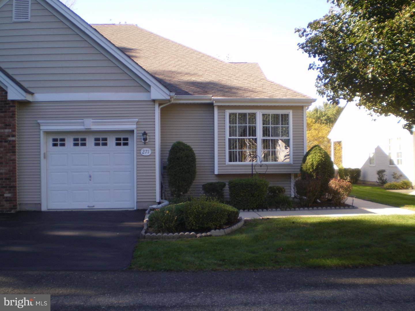 Hamilton Square, NJ 08690,271 MEADOWLARK DR