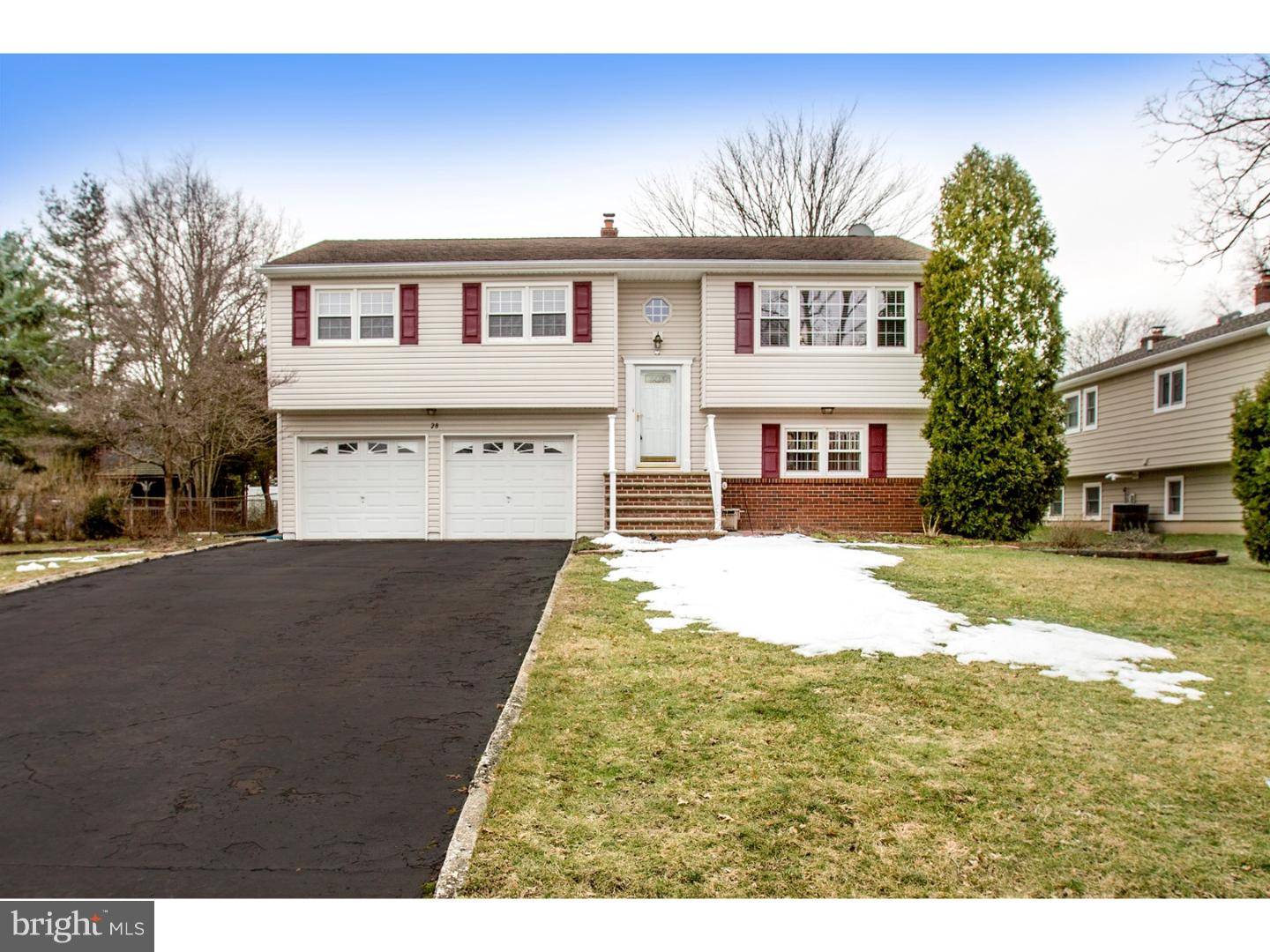 Kendall Park, NJ 08824,28 OAKEY DR