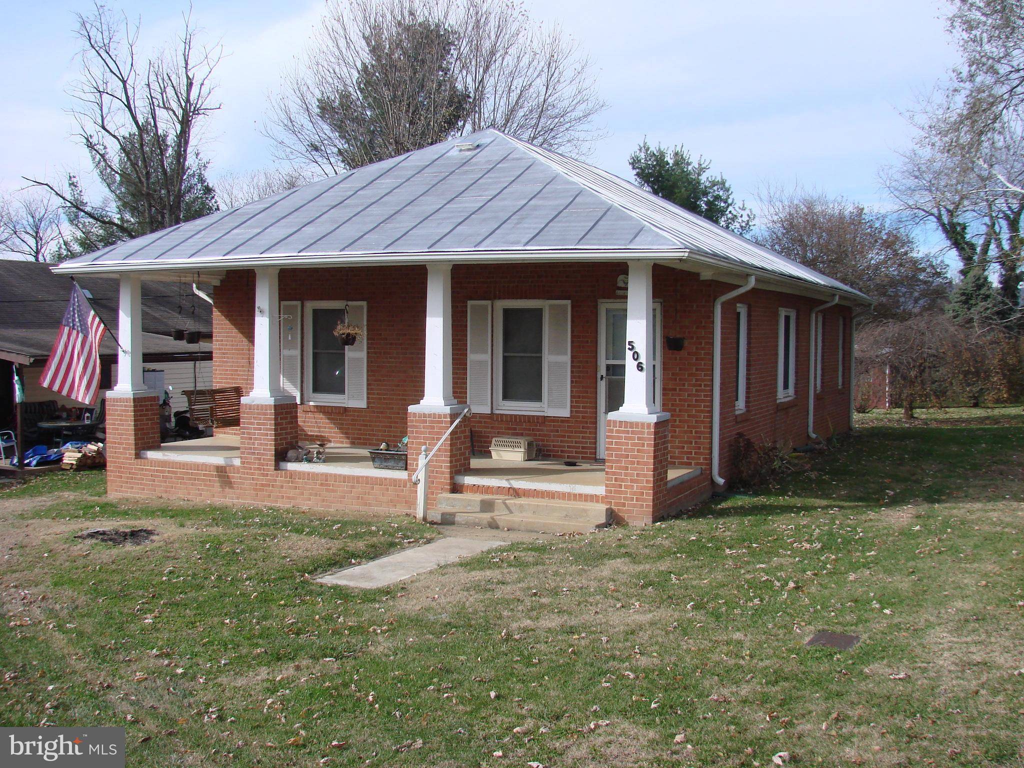 Luray, VA 22835,506 4TH ST