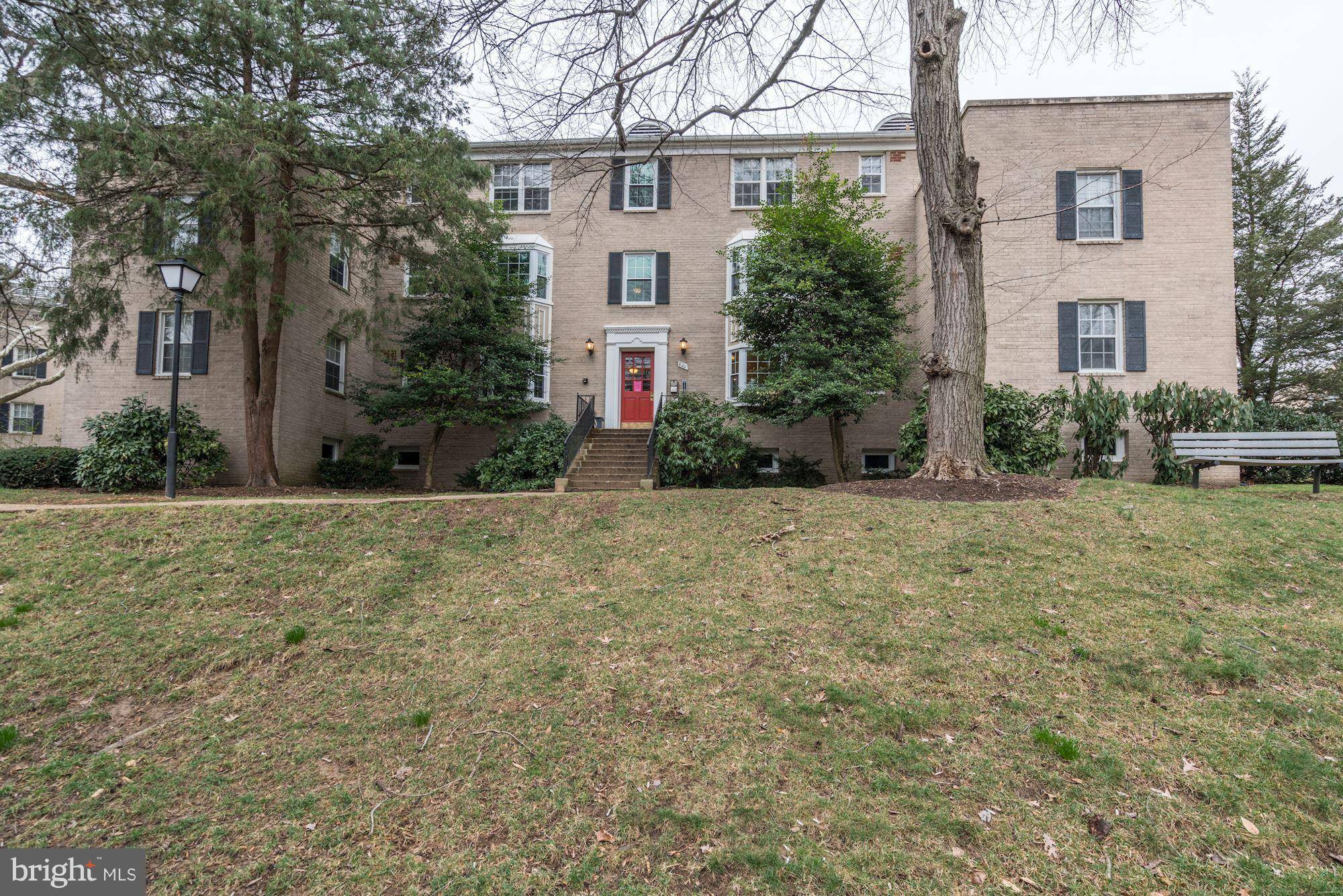 Arlington, VA 22204,820 ARLINGTON MILL DR #3-104